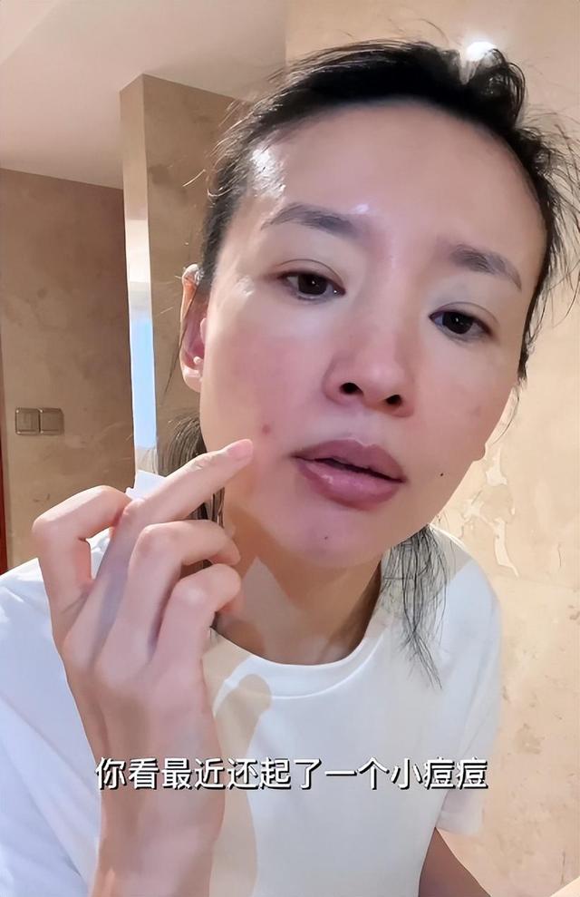 董洁43岁素颜照片气色很差,相比起同龄女星,特别显老,无关长相