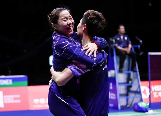 跨越两年的互换拥抱,贾一凡和石宇奇激情瞬间,球迷大喊在一起