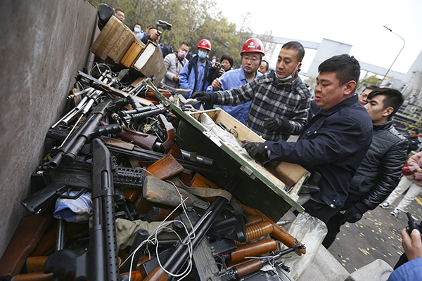 山西集中统一销毁7680件各类非法枪爆物品