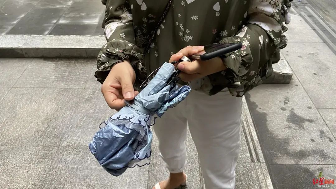 热点|环卫工冒雨送伞遭拒收，女子发帖道歉：他那么善良，我却当他是卖伞的