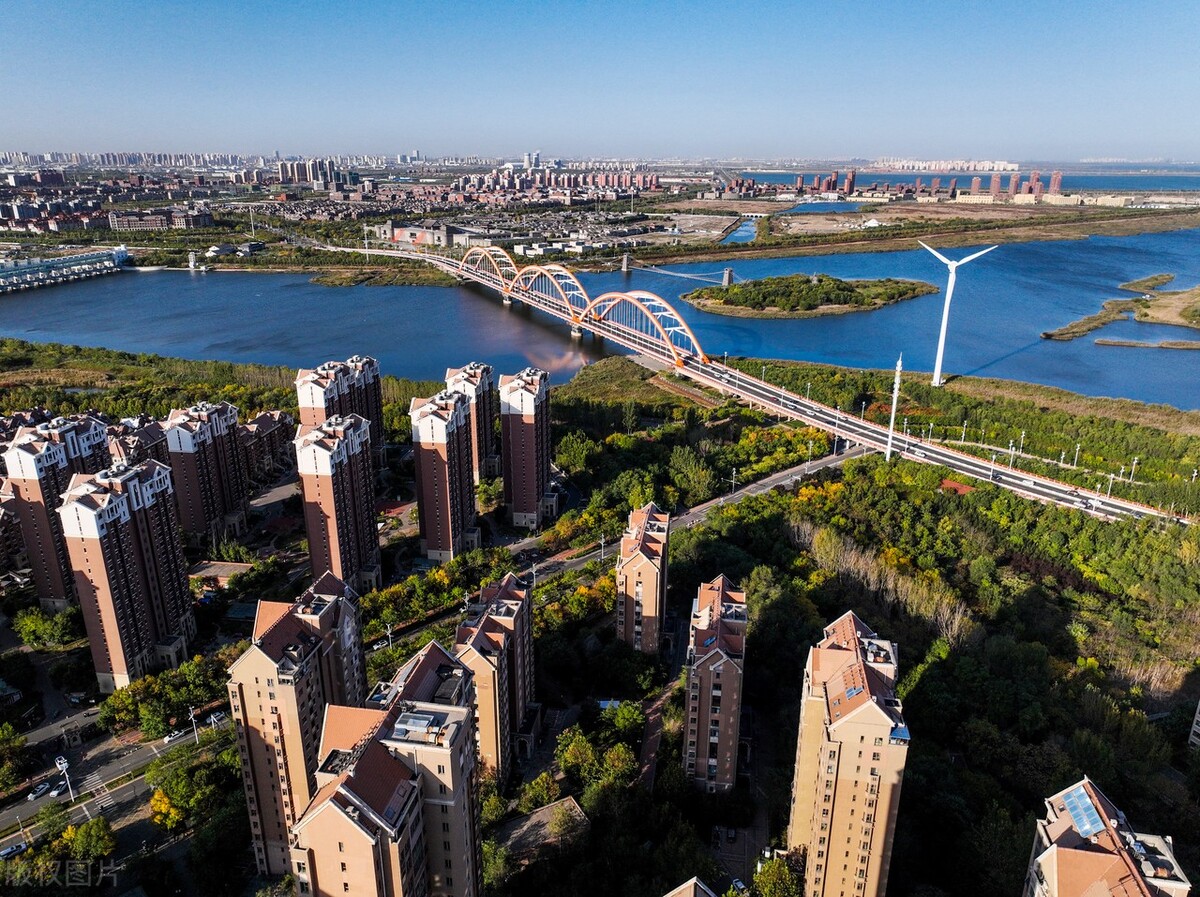 航拍中新天津生态城彩虹大桥秋景,彩虹大桥位于天津市滨海新区