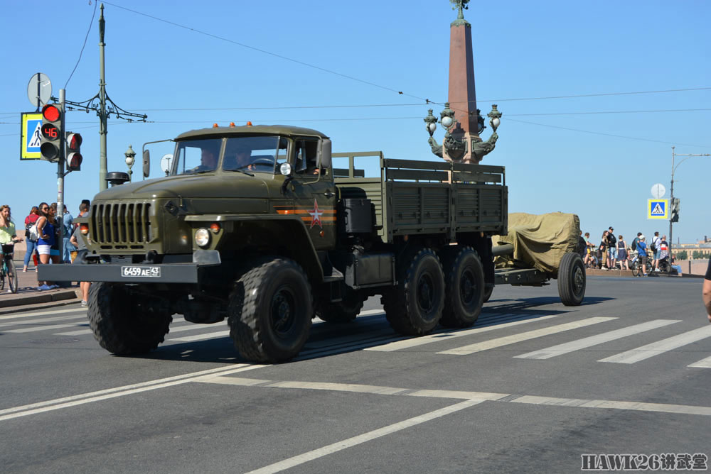 圣彼得堡"胜利日"阅兵将开始 装甲部队集结 沿途民众拍照留念