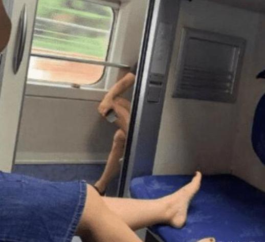 火车上妹子睡姿真大胆,把卧铺当自己家了,哈哈这谁顶得住?