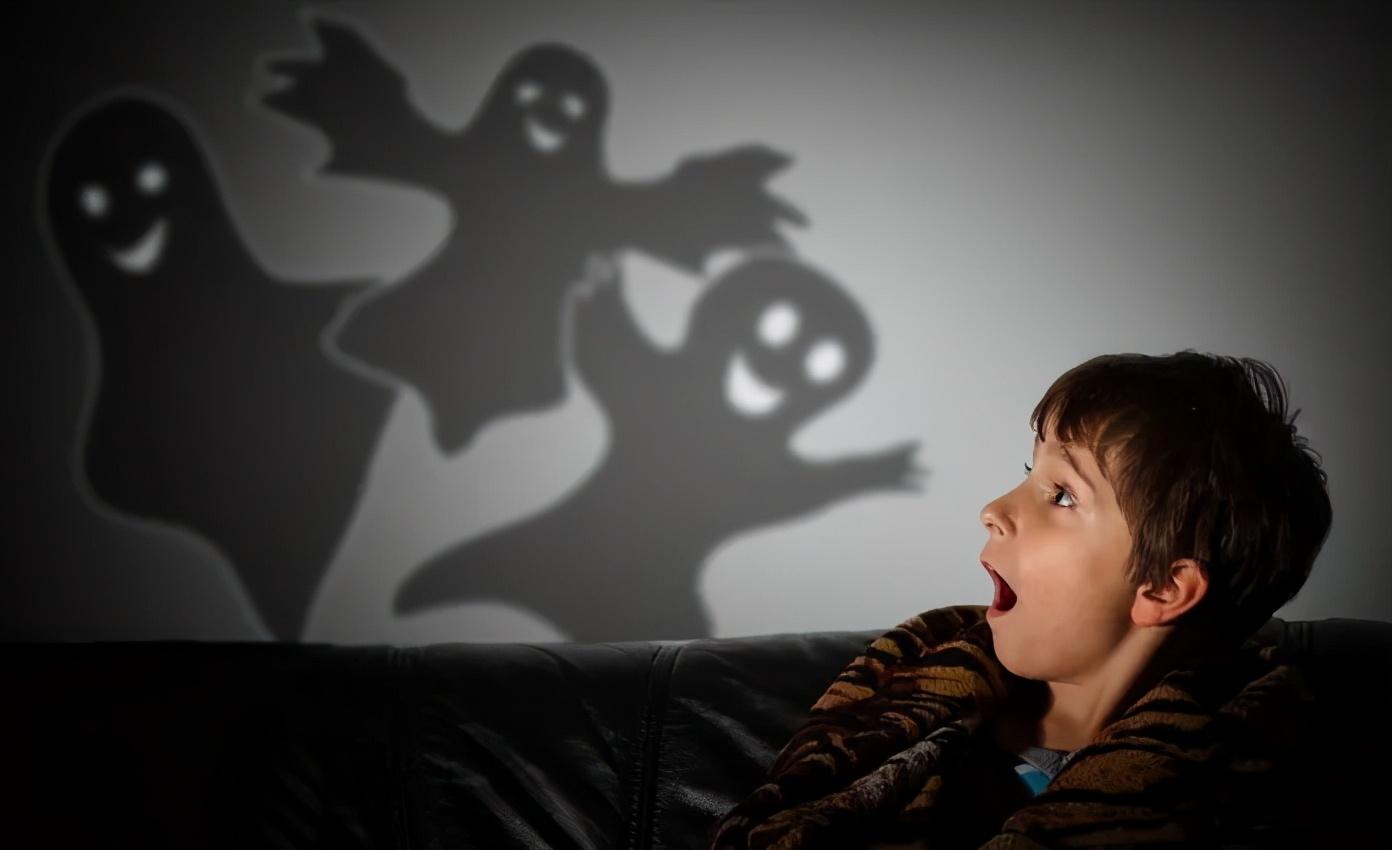 天一黑孩子就害怕,引导孩子正确看待黑暗,家长可尝试这3种方法