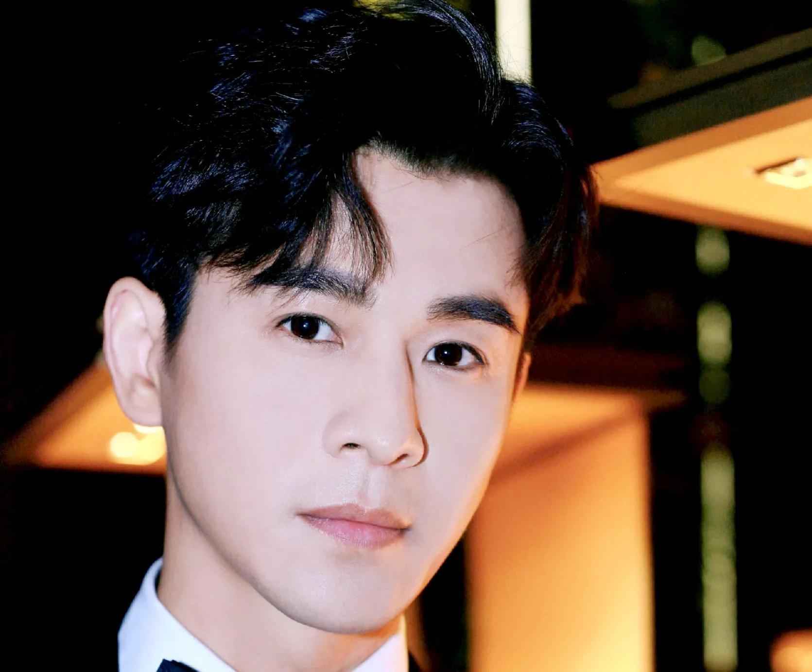 谁说广西没帅哥这2位高大帅气实力雄厚个个都是男神