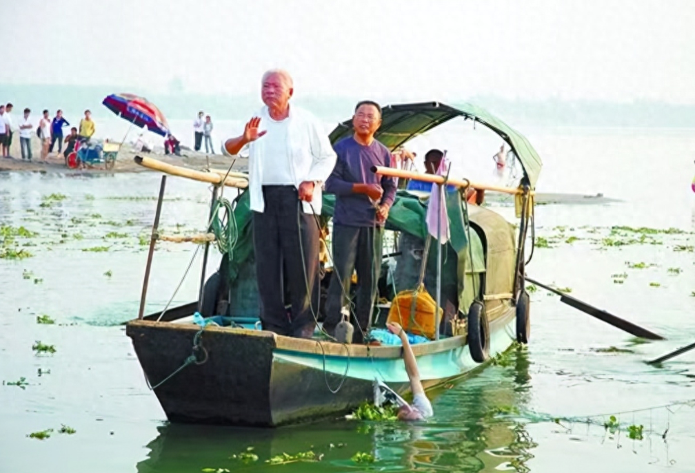 回顾一具尸体18000元一周捞70具尸体捞尸人哭诉根本不挣钱