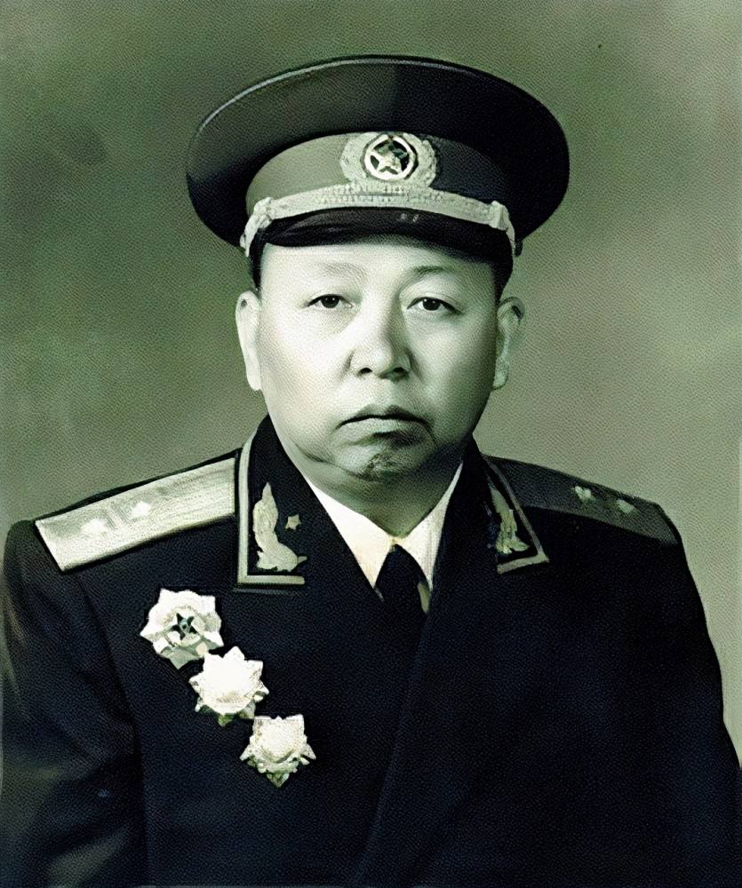 丁盛以少将身份任广州军区司令员,他的3位副手军衔资历都比他高