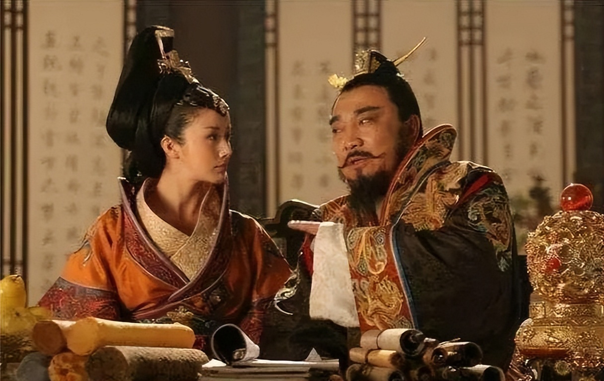 公元912年,后梁皇帝朱温正搂着儿媳王氏在皇宫睡觉,他的儿子朱友珪