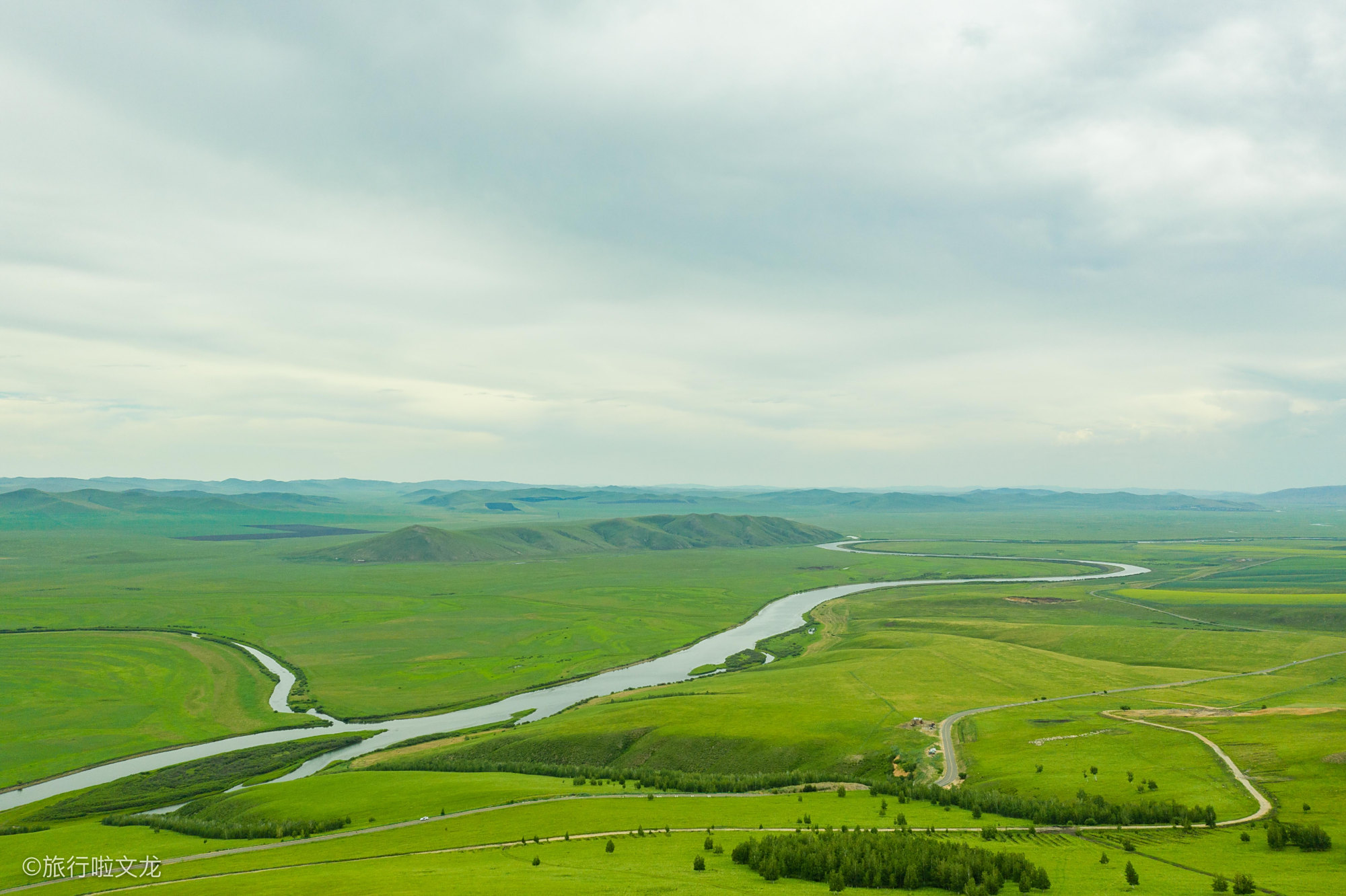 中俄边境的公路自驾,呼伦贝尔乌兰山景区,体验草原上的美景