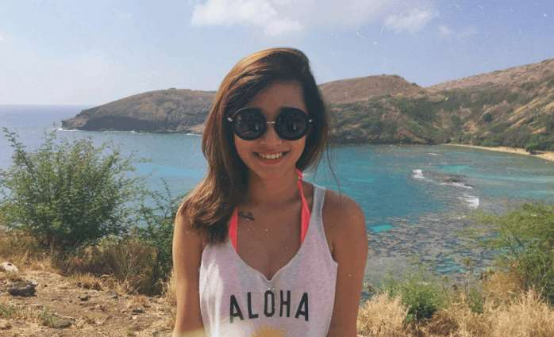 刘欢携女亮相,女儿刘一丝一袭小黑裙挺妩媚,挽着父亲感情真好