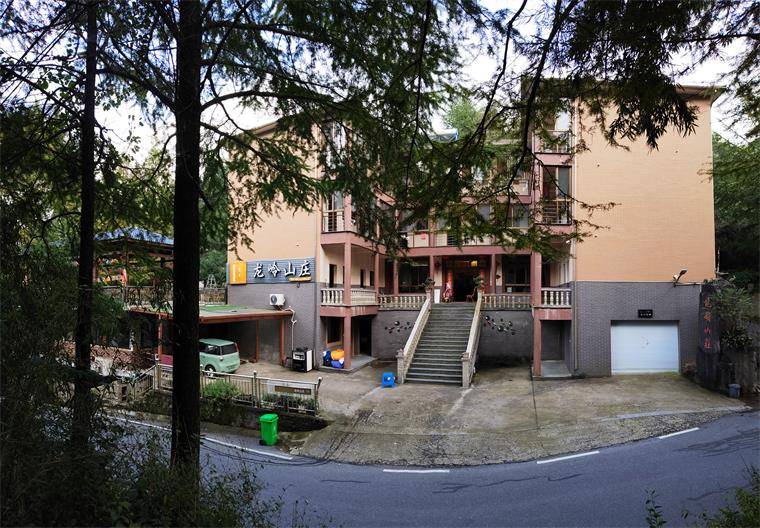 浙江湖州安吉董岭龙岭山庄农家乐,位于景区内,农家鲜笋可劲吃!