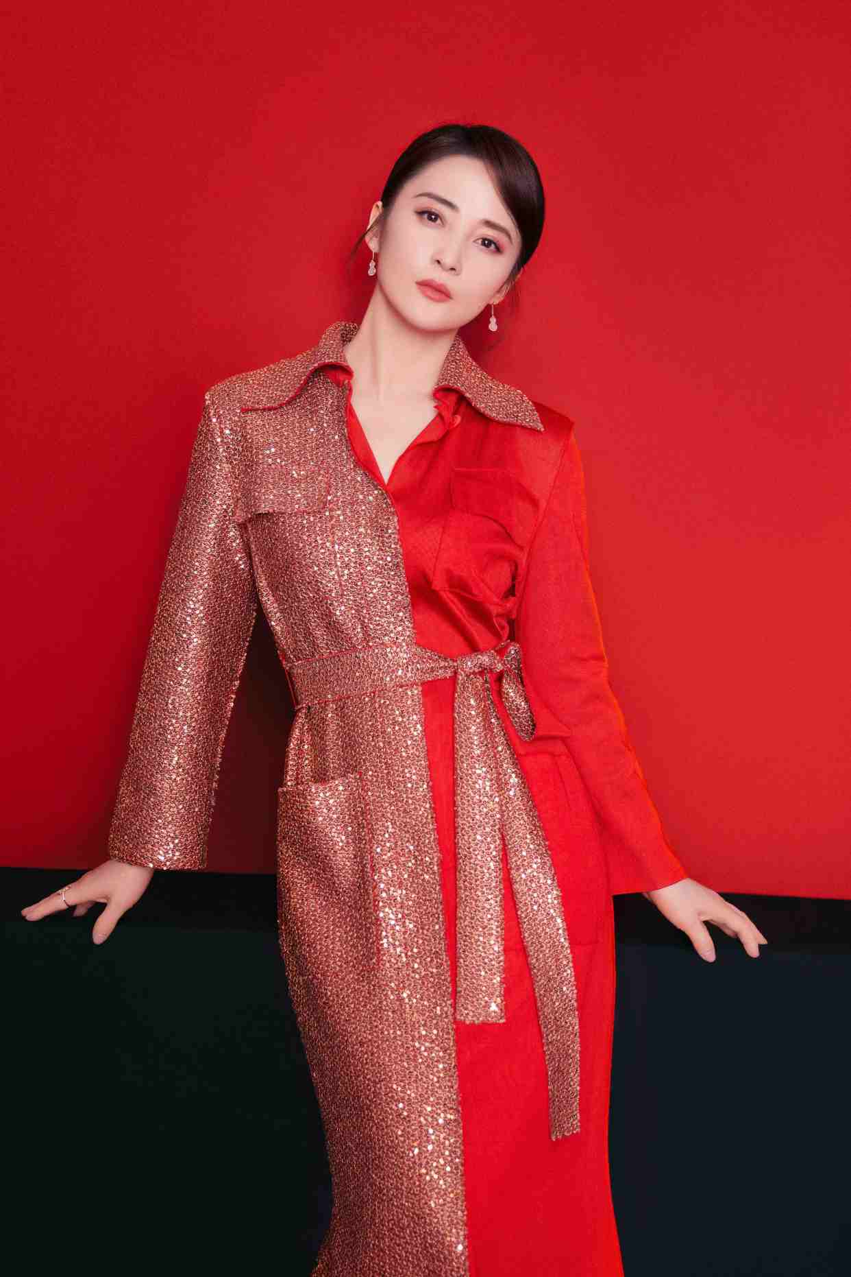 蒋勤勤身着 st. john 红色亮片拼接风衣