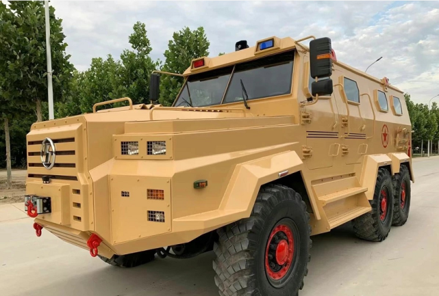 45万买陕汽六驱防暴车,全身特种钢材包裹,战备性能不输东风猛士