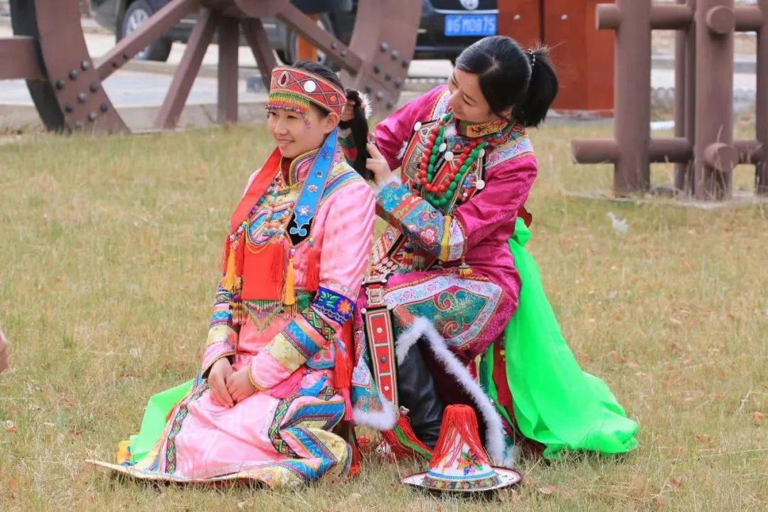 全国非遗工坊典型案例——裕固族服饰:丝路印记焕发时代光彩