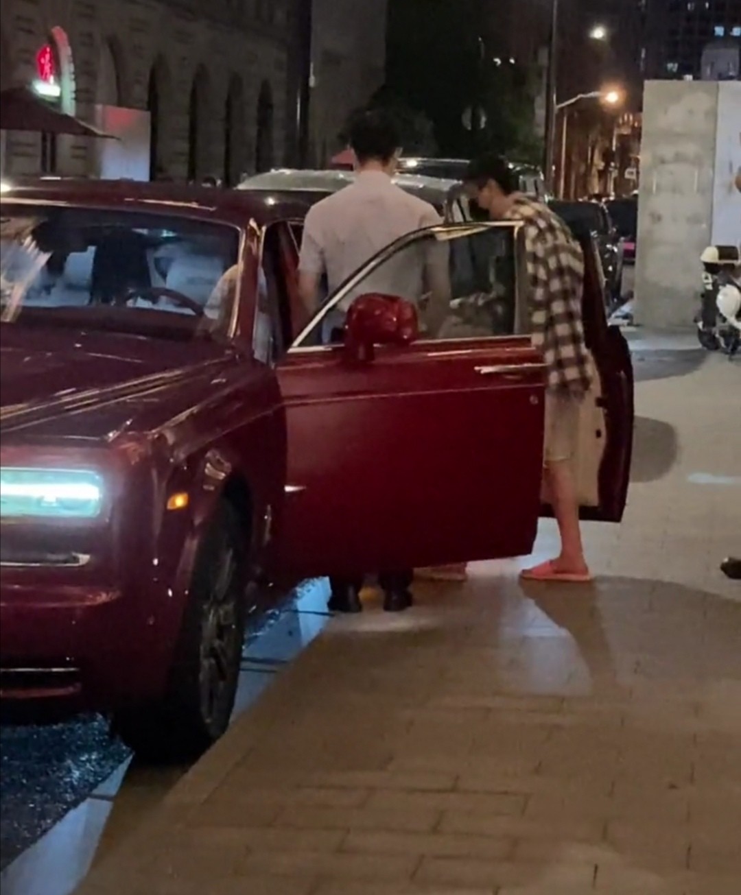 王思聪夜晚开车连赶两场,脚上粉拖鞋穿了一个月