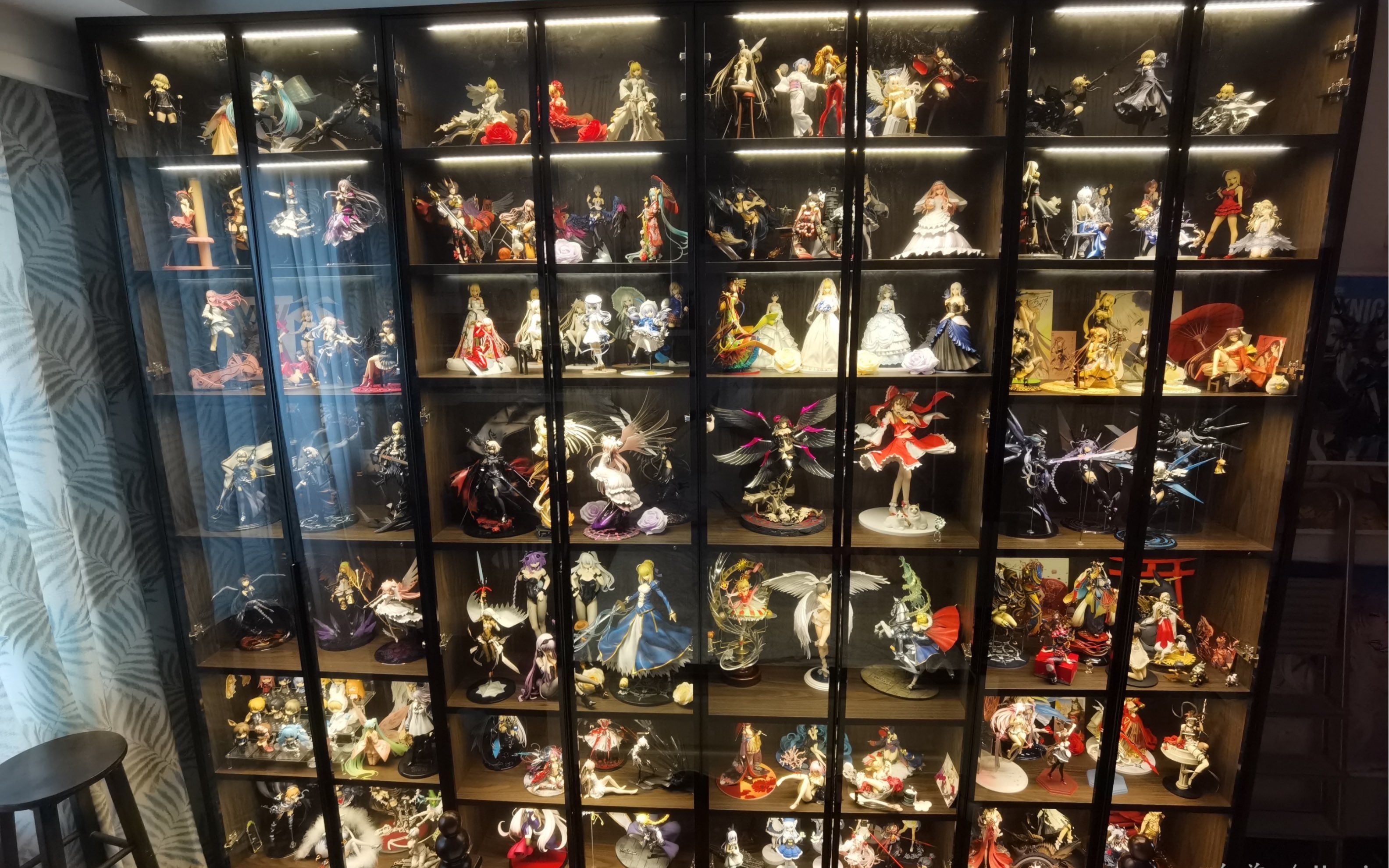 up主含泪哭诉,满屋手办被亲戚孩子毁掉,网友建议直接报警!