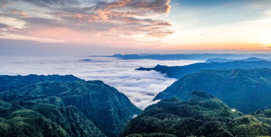 之間大鐘山,九道拐,天鵝池等景點鐵鎖關,城皇廟,練兵場,響灘子攝影:龍