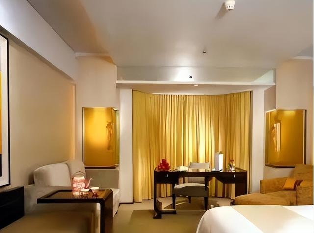 住酒店时,出现这种"镜子"可能是双面透视镜,提示家人