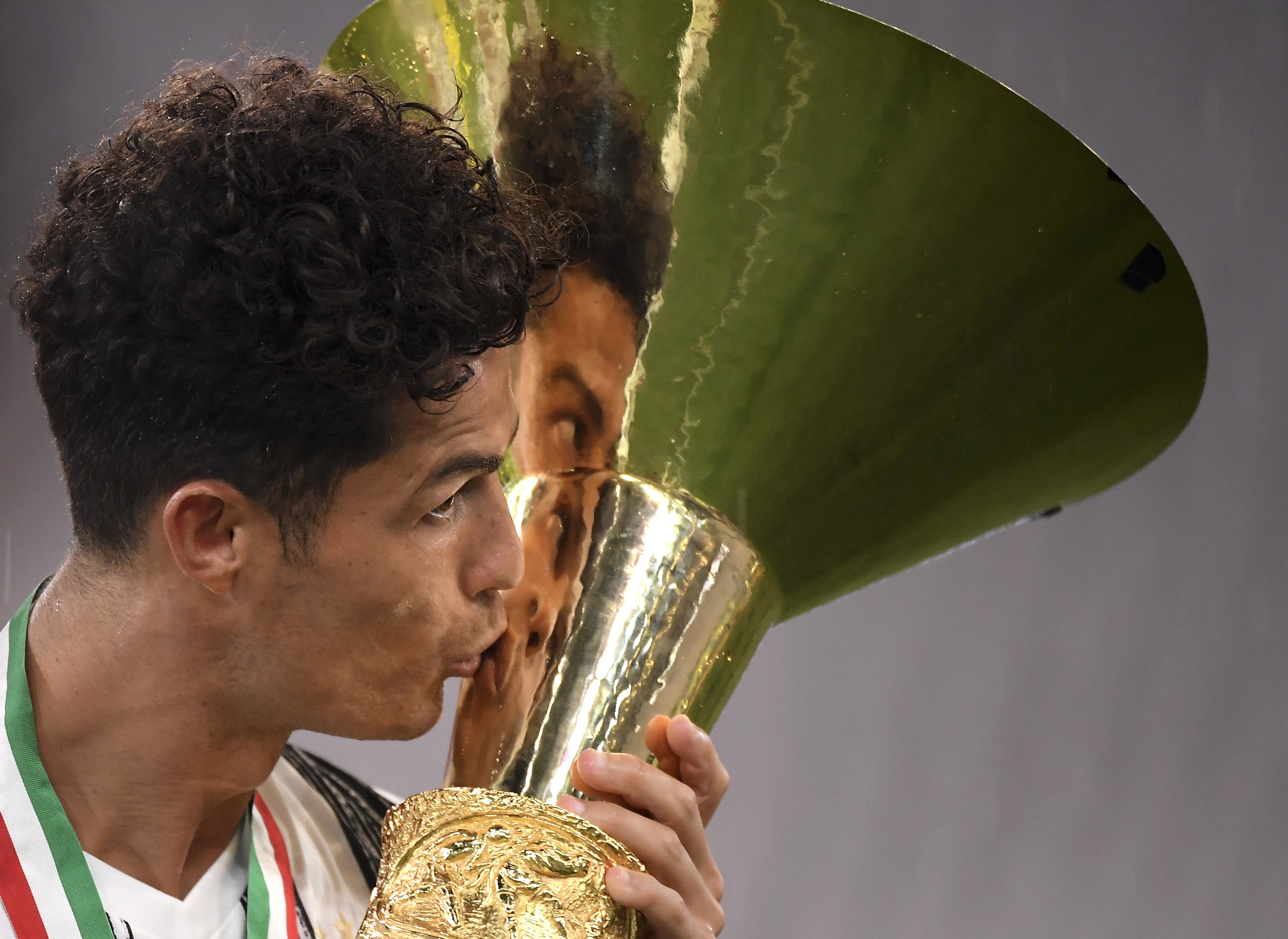 足球——意甲:尤文图斯捧杯