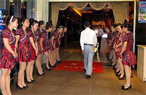 2009年,重庆"黑老大"岳村落网,情绪失控供出保护伞,难改命运