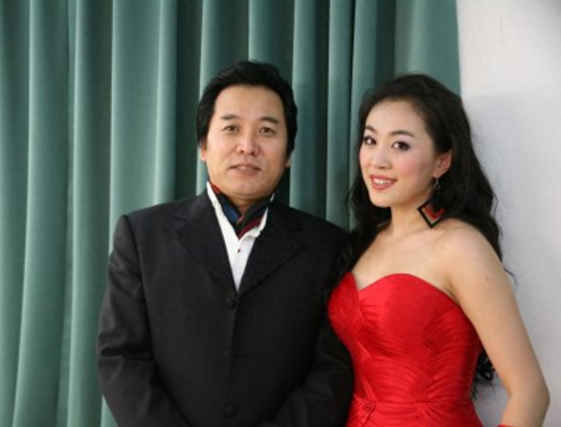 回顾著名歌唱家佟铁鑫13次登春晚二婚娶女富豪重组幸福家庭
