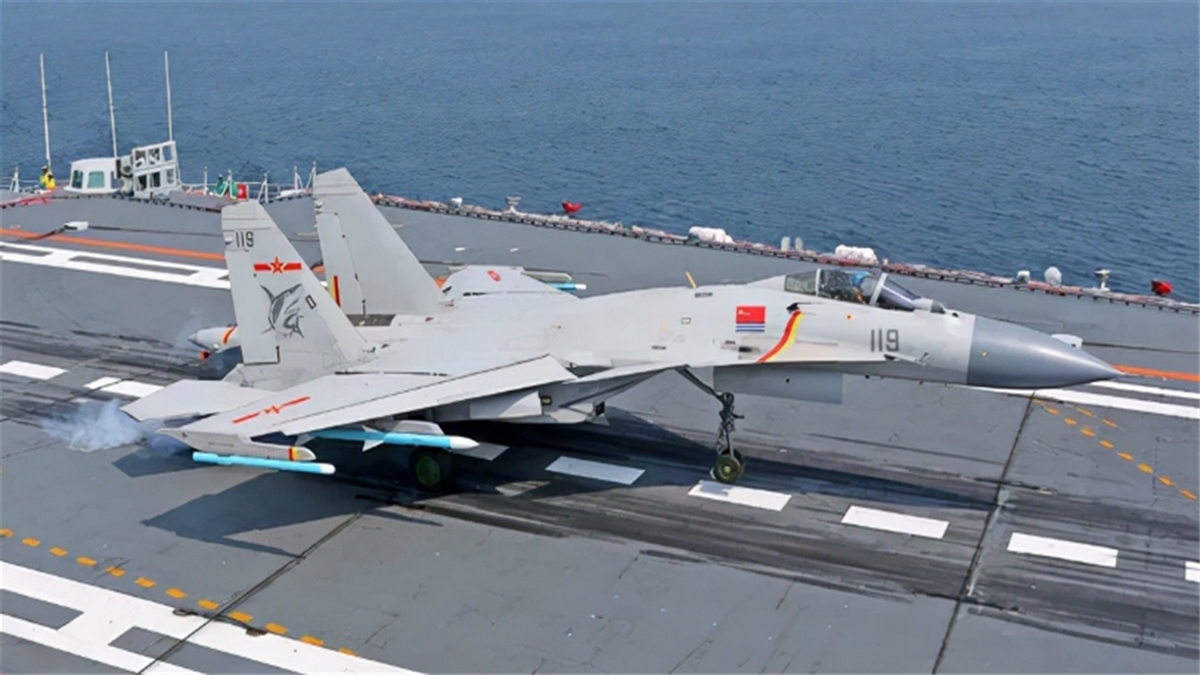 双航母显露实力:山东舰满载战机首赴西太,辽宁舰舰载机密集起降