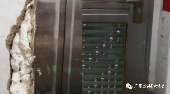 推荐“一阵光从外面进来！”女子在家中被雷击倒严重烧伤，防盗门都弹飞了！