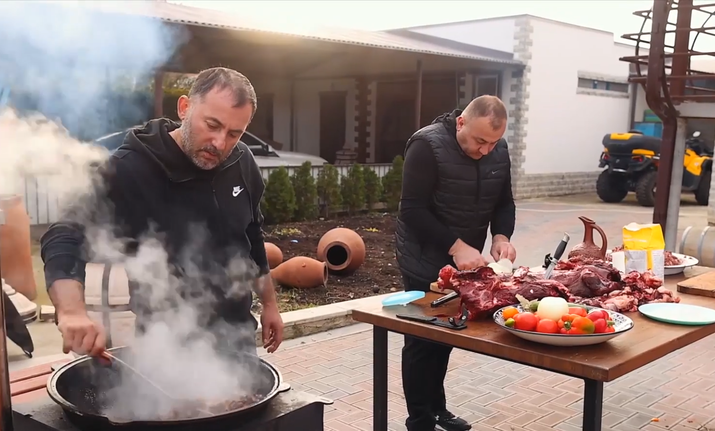 哈萨克斯坦烤熊肉,500斤巨熊任人宰割,两位大叔吃到停不下来