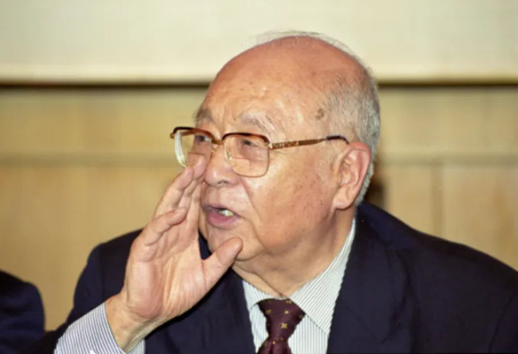 王光英:光大集团的创始人,曾任天津市副市长,妹夫是正国级