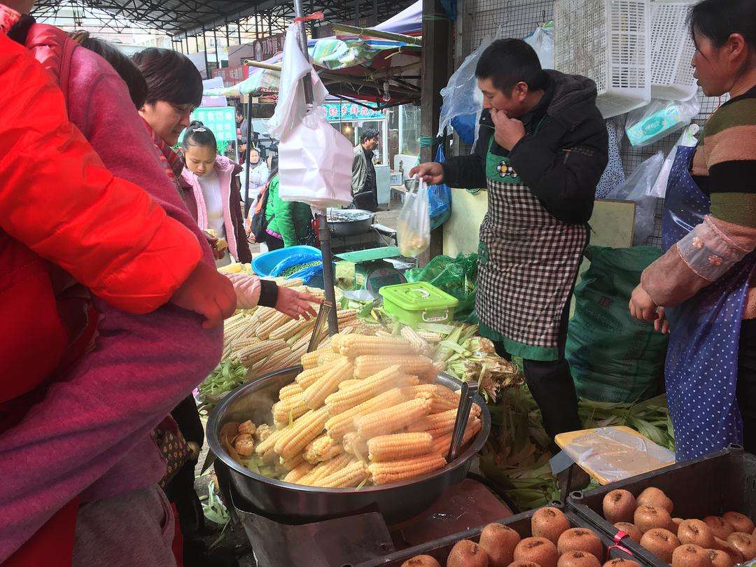 市场卖玉米不好卖,摊主想出了一个妙招,网友:自古套路得人心!