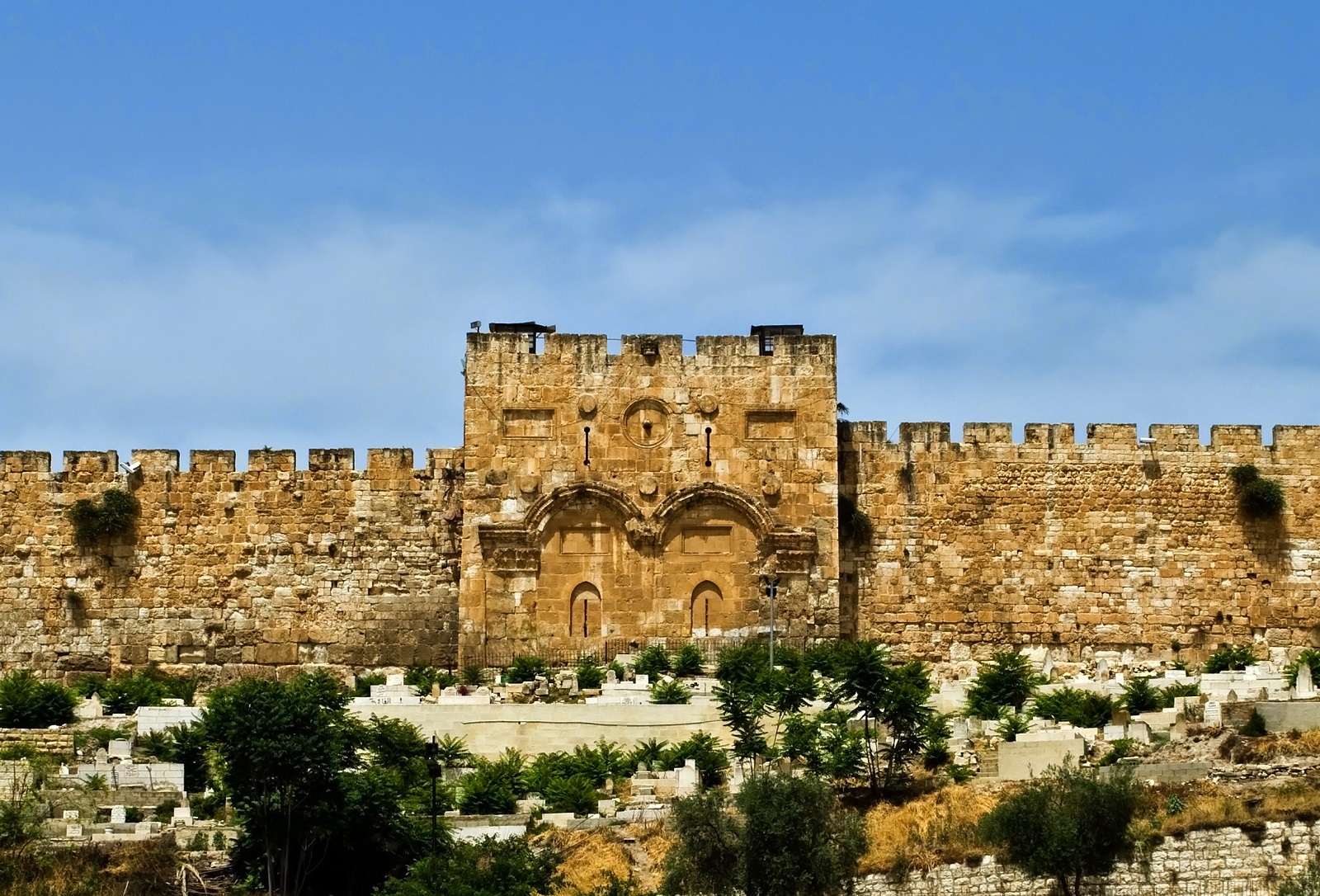 浅析9-12世纪查理曼大帝的朝圣者形象的表现