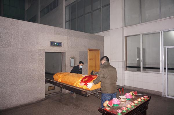 东莞殡仪馆一女尸诡异复活,医院提出免费治疗,11年后却成了画家