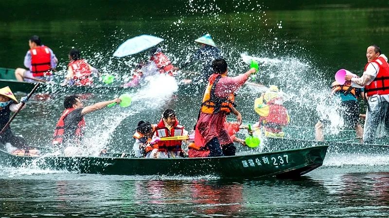 普者黑:泼水狂欢乐逍遥