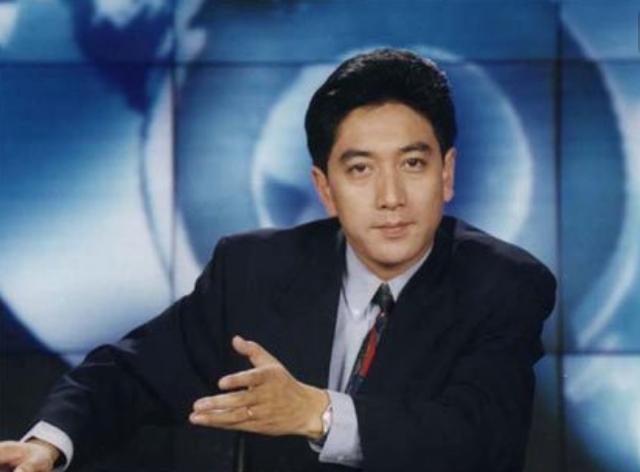 央视著名主持人,"抛弃"前妻,却娶小13岁的妻子
