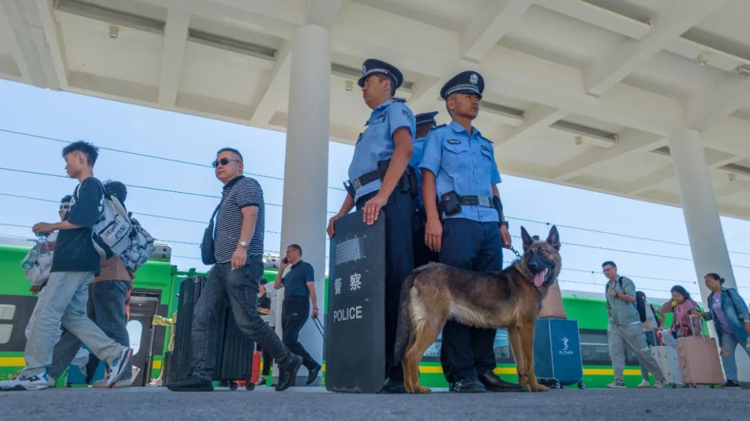 「夏季行动·平安守护」"警察蓝"点亮火车站平安灯