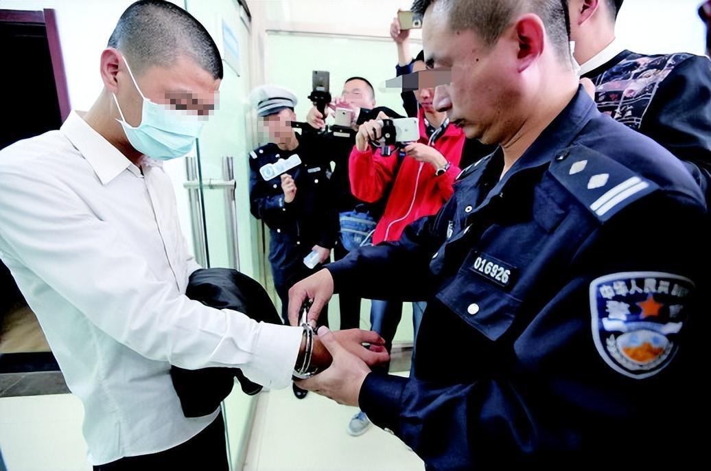 回顾:哥哥出车祸身亡,弟弟哭着办葬礼,民警突然出现给他戴上手铐