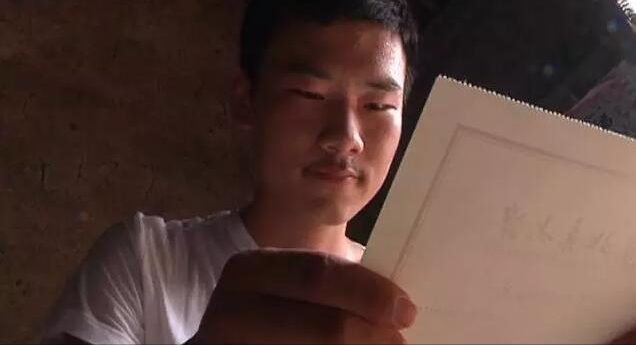 回顾学霸张广利:高考前在父亲病床前奔波,考上北大母亲激动落泪