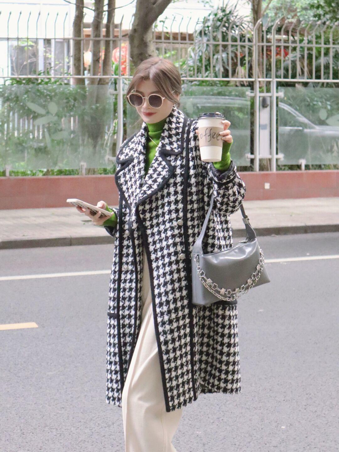 冬天"千鸟格大衣"怎么穿才高级?看看这些穿搭示范,保暖又显瘦