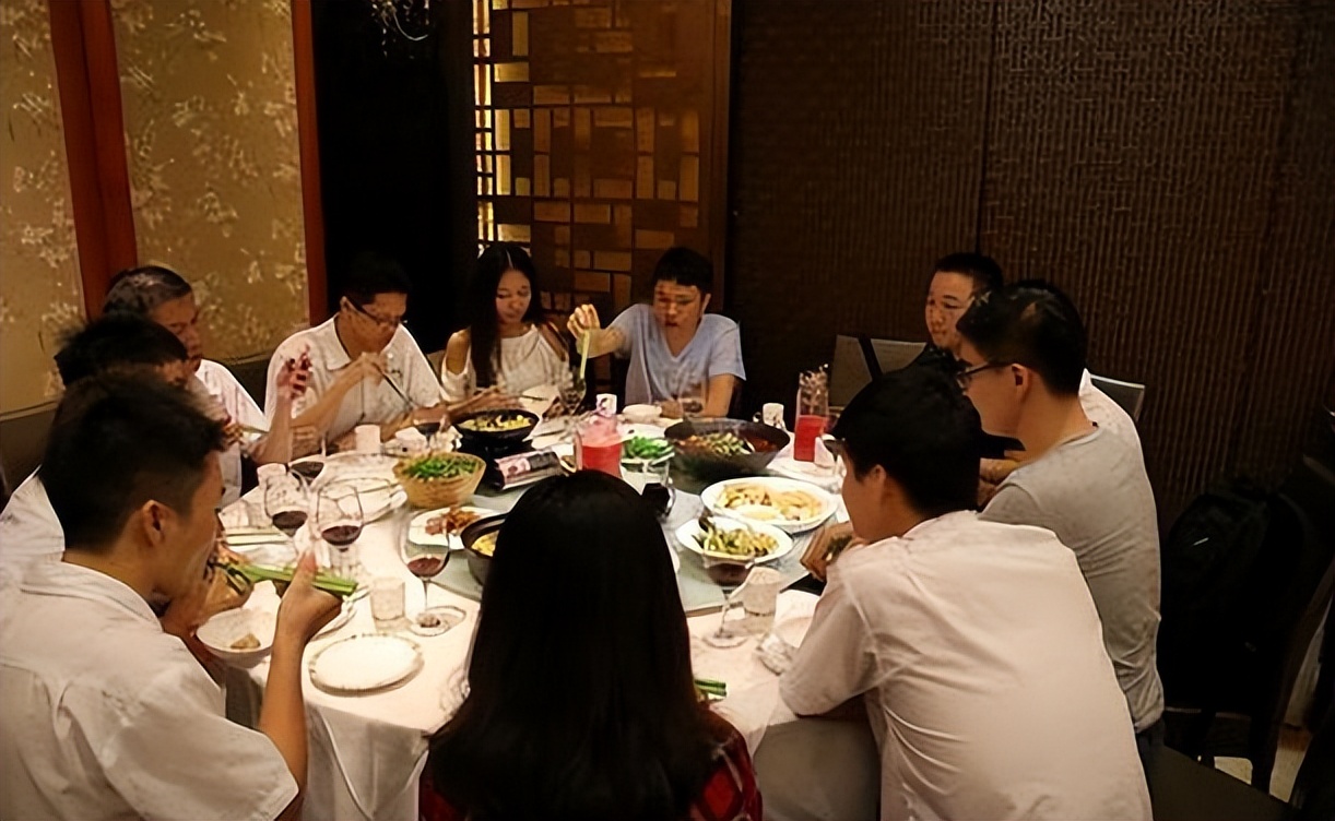 参加公司聚会,饭桌上不要谈论这4件事,不要被卖了还不知道