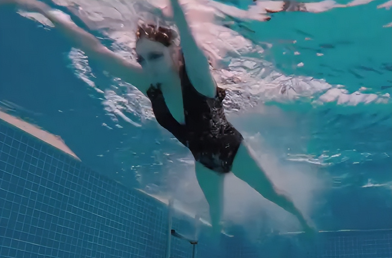 15位女明星泳装照大不同:杨幂大秀火辣身材,关晓彤格外保守