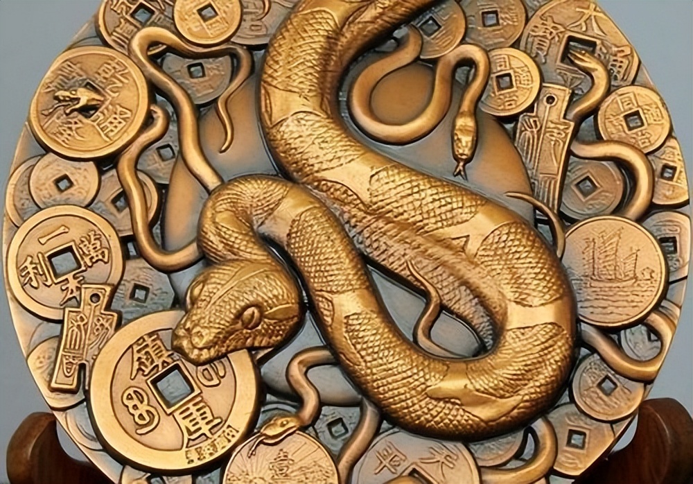在中国传统文化中,蛇在十二生肖中代表了智慧,灵动和神秘