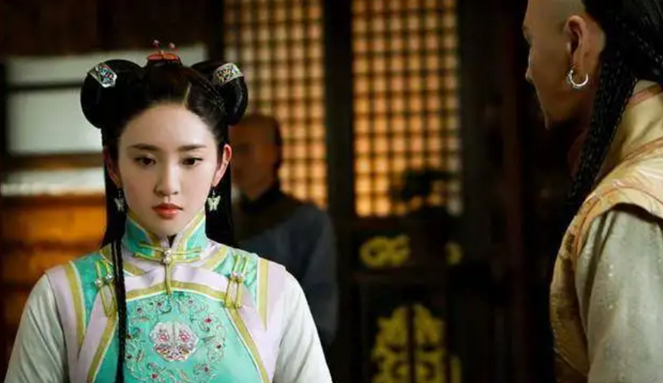 就在这时,丈夫豪格悄悄走了进来.