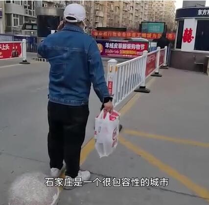 男子下班后发现小区因疫情封闭回不了家 随后举动令人动容
