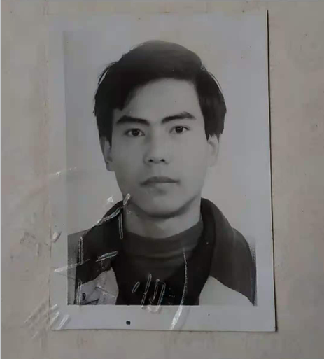 爸爸的黑白照片:拍摄于八十年代,精神小伙很帅气