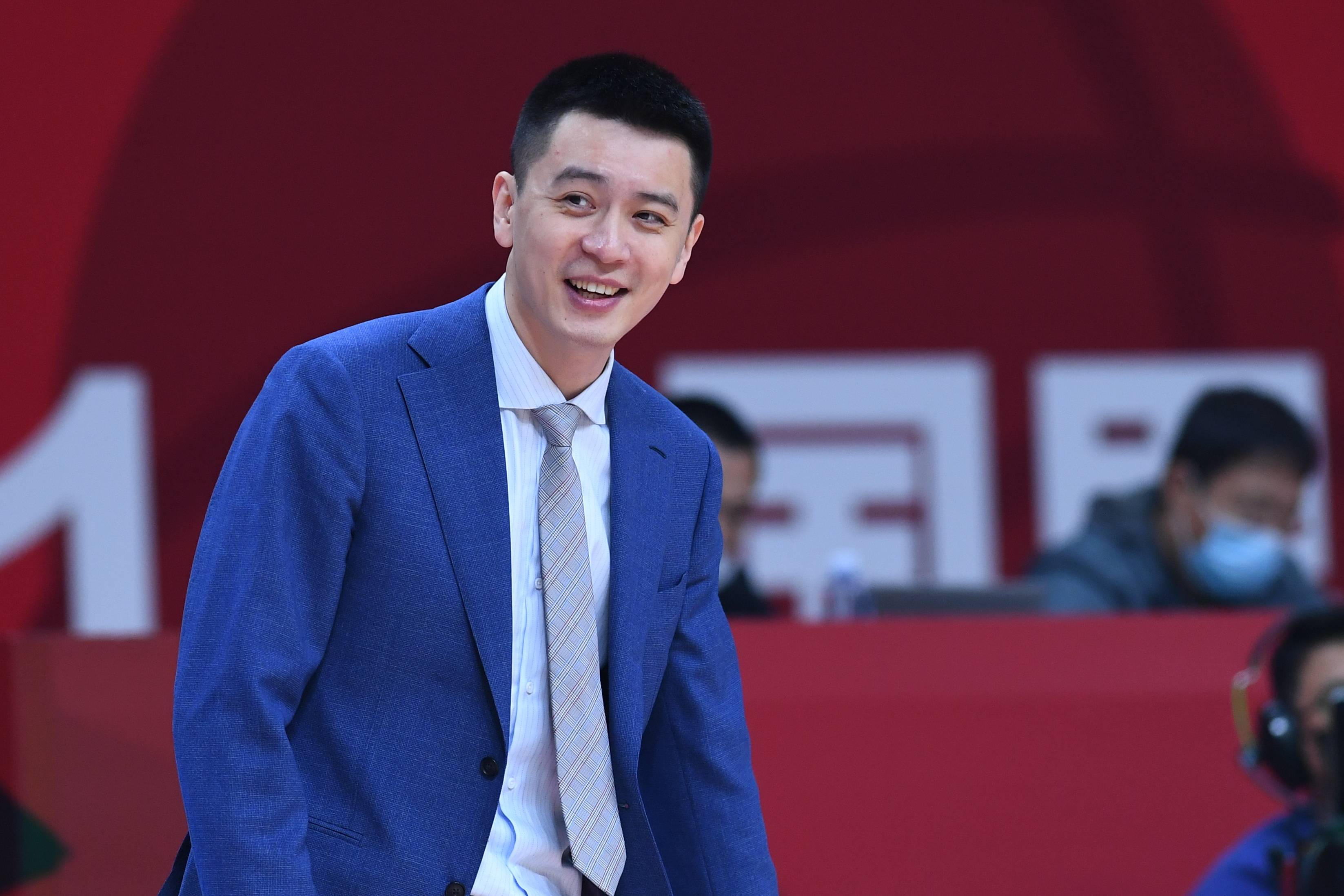 晚上5点,杨鸣上热搜!郭艾伦用酒瓶"拍打"杨鸣的一幕,成经典