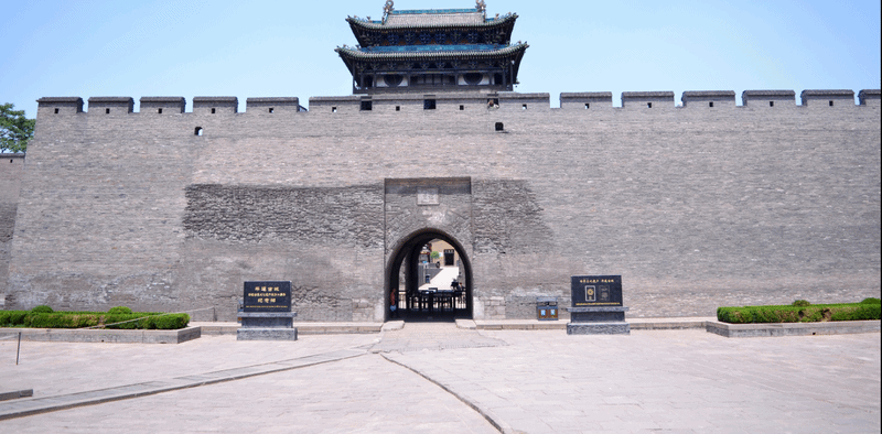 来平遥游玩的旅客,都会想爬古城墙吧