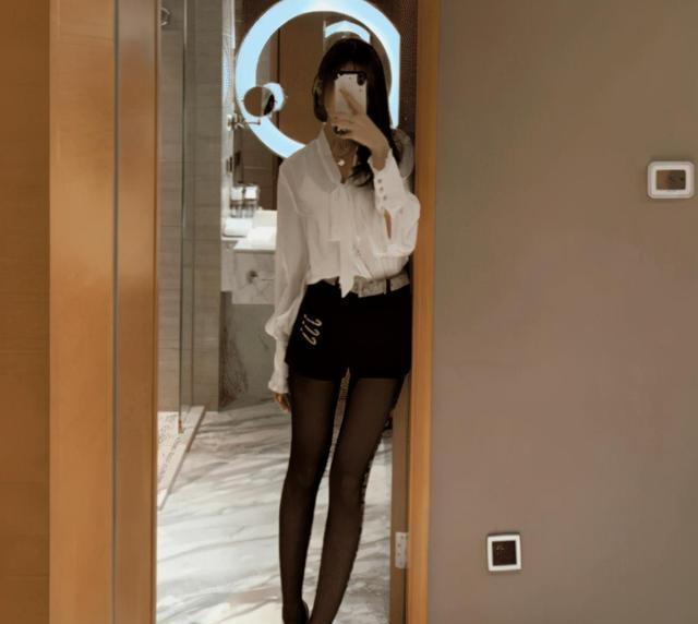 老婆出差给我发来的自拍照,没看出有问题,但总觉得不对劲啊?