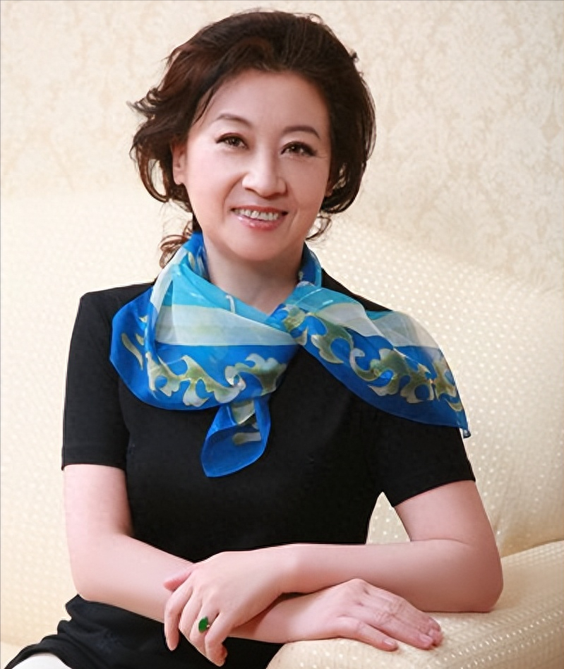 著名主持张悦,在事业巅峰期嫁平凡丈夫,如今她过得怎么样了呢?