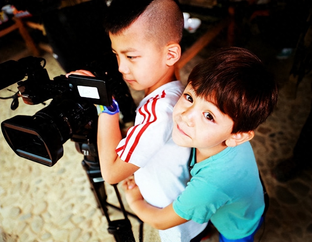 曾经刘烨的大学老师就评价为,"刘烨长得不叫帅了,他属于是漂亮,而且