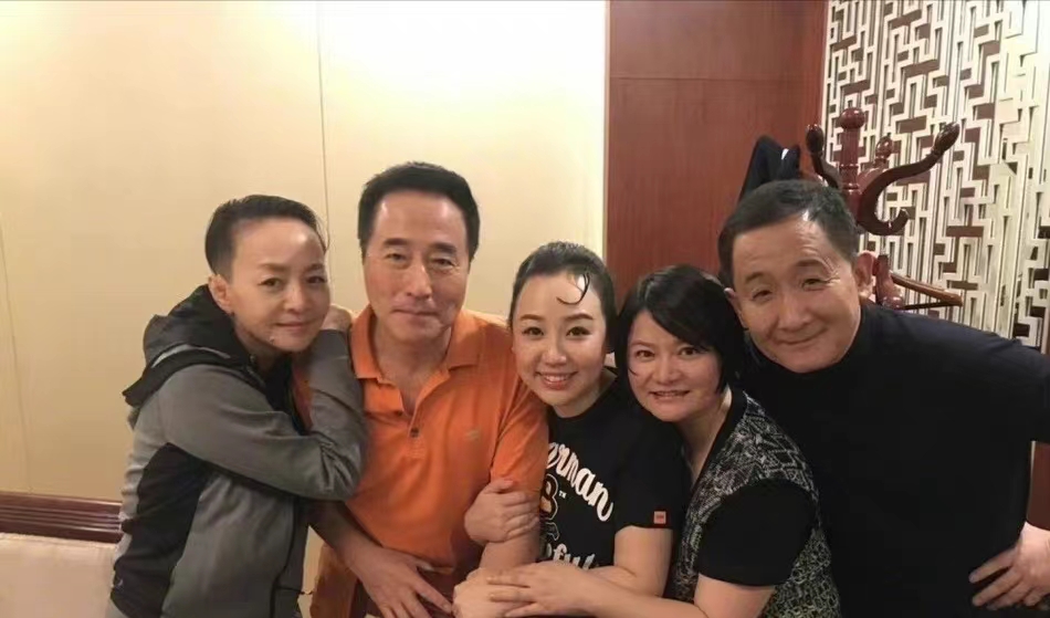 63歲戲骨梁天曝近況,頭髮稀疏眼神顯疲憊,與關凌同框上演回憶殺